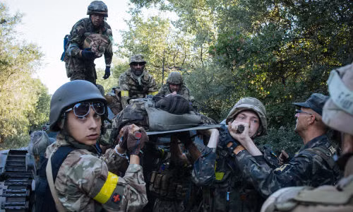 Một binh sĩ Ukraine bị thương đang được vận chuyển.