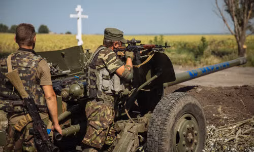 Quân đội Ukraine thường xuyên dùng pháo bắn vào Donetsk.