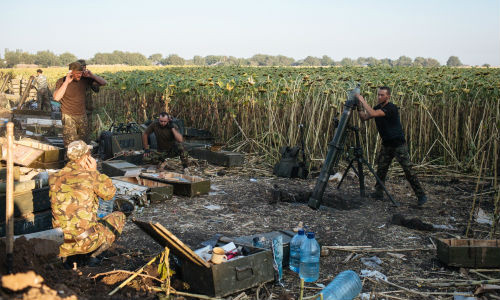 Binh sĩ Ukraine chuẩn bị bắn pháo cối về phía Donetsk.