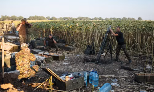 Binh sĩ Ukraine chuẩn bị bắn pháo cối về phía Donetsk.