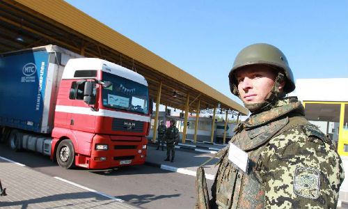 Đoàn xe tải Đức tiến vào Ukraine.