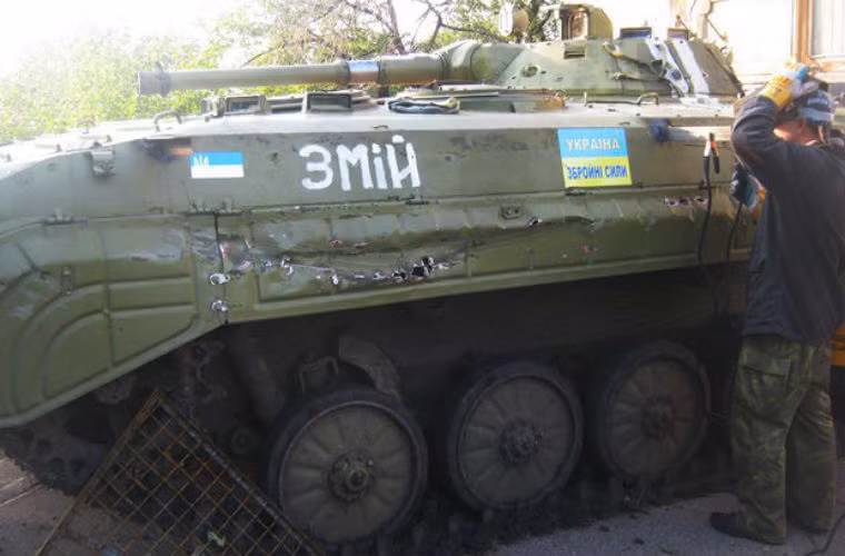 Vết thủng do đạn bắn trên xe bọc thép của Quân đội Ukraine tham chiến ở miền đông.