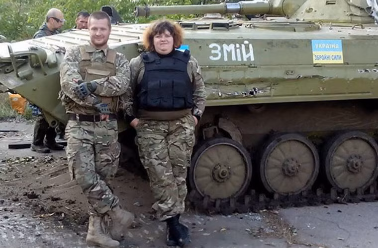 Binh sĩ Ukraine bên chiếc xe bọc thép chưa được "chế" thêm giáp.