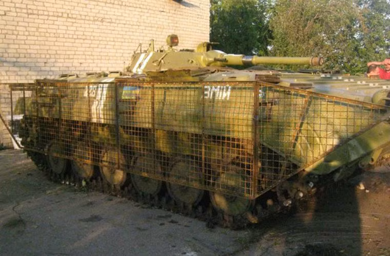 Các tình nguyện viên tin rằng lớp giáp này sẽ giúp các xe bọc thép như BTR-4 ít chịu thiệt hại hơn.