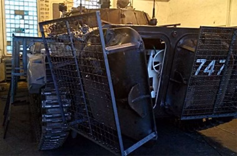 Lớp giáp sẽ giúp bảo vệ chiếc xe từ cả đằng sau.