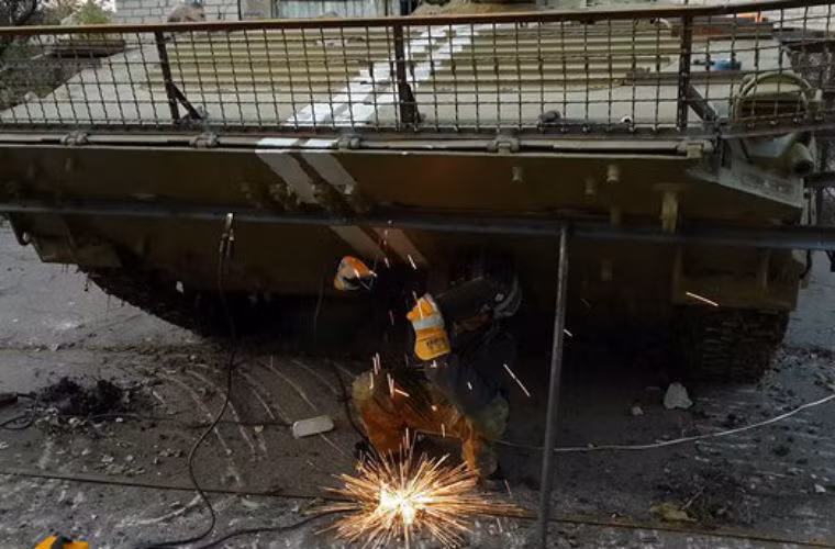 Một nhóm tình nguyện viên Dnipropetrovsk tham gia lắp thêm lớp giáp bên ngoài cho xe bọc thép của Quân đội Ukraine tham dự chiến dịch ở miền đông.