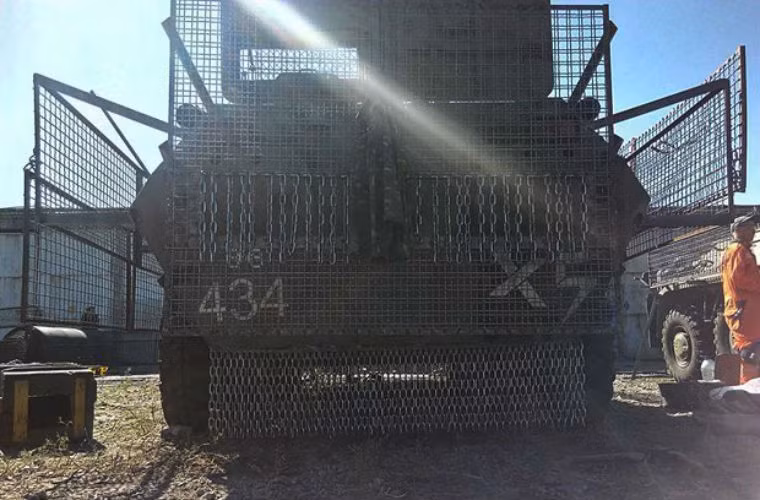 Cận cảnh xe bọc thép chở quân của Quân đội Ukraine với lớp giáp hoàn chỉnh.