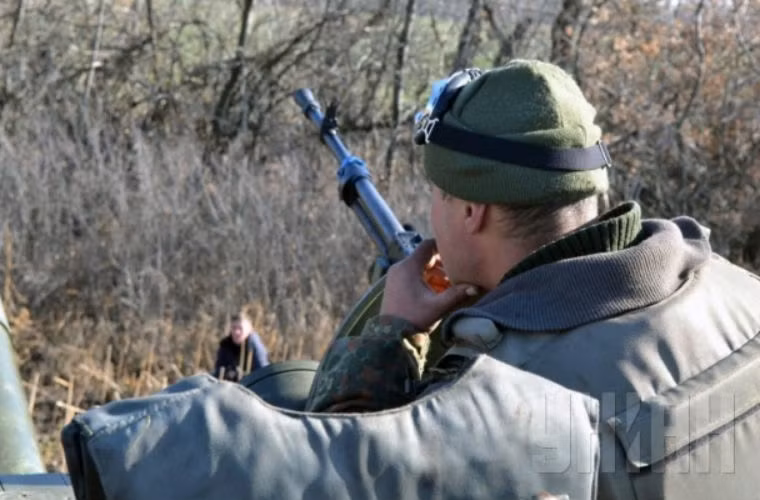 Binh sĩ Ukraine đi kèm lữ đoàn pháo binh.