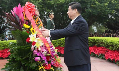 Ông Tập Cận Bình đặt vòng hoa tại tượng đài Đặng Tiểu Bình năm 2012