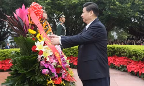 Ông Tập Cận Bình đặt vòng hoa tại tượng đài Đặng Tiểu Bình năm 2012