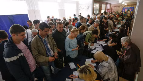 Người dân miền đông đi trưng cầu dân ý.