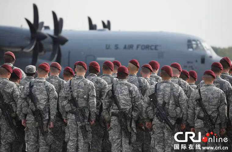"Lực sĩ" C-130J không vận đưa các binh sĩ tới Ba Lan.