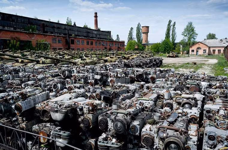 Cả xe tăng và phụ tùng bị bỏ hoang ngoài trời.