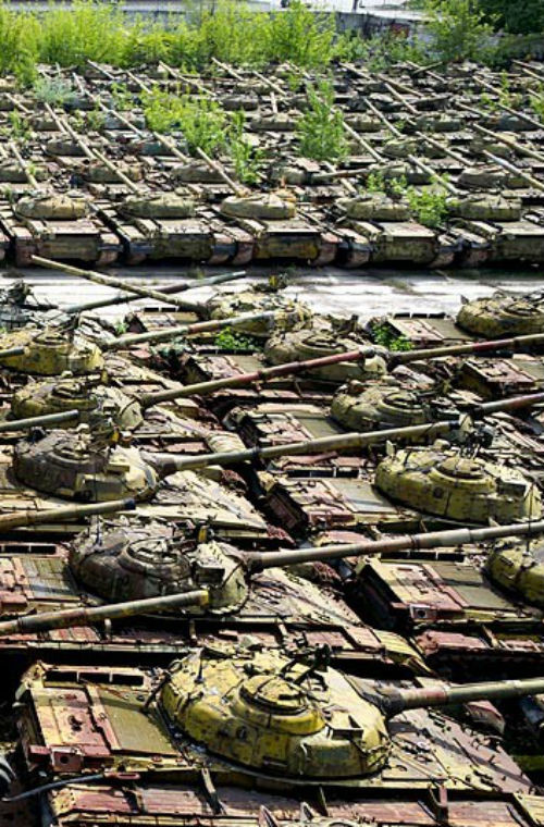 Trong ảnh là dàn xe tăng T-64 bị bỏ hoang.