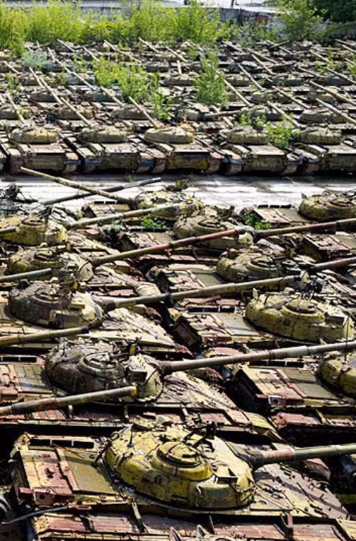 Trong ảnh là dàn xe tăng T-64 bị bỏ hoang.