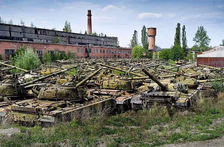 Theo phóng viên của tờ Telegraph, giàn xe tăng này không có ai canh gác.