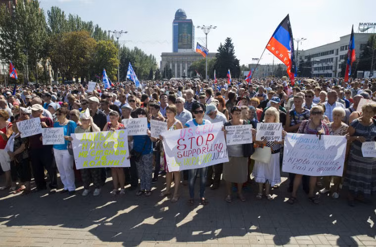 Người dân miền đông biểu tình chống chính phủ Kiev. Trong khi đó, Ukraine đang tổ chức diễu binh tại Kiev kỷ niệm ngày Độc lập.