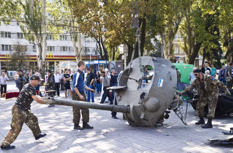 Lực lượng ly khai Ukraine trưng bày một khẩu pháo của Quân đội Ukraine bị tiêu diệt tại quảng trường Lenin tại Donetsk ngày 24/8.