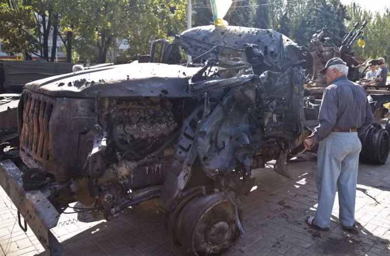 Một mẫu xe tải bị đốt của Quân đội Ukraine cũng được trưng bày.