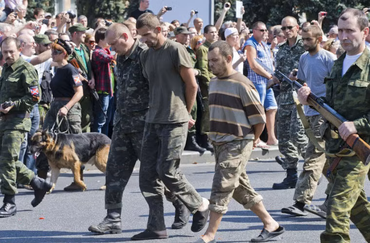 Các binh sĩ Ukraine bị bắt giữ trong chiến dịch được Kiev gọi là chống khủng bố ở miền đông Ukraine.