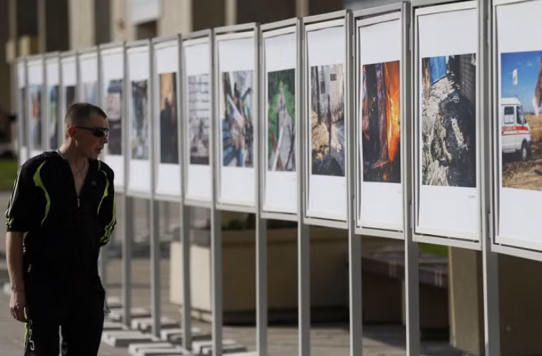 Ảnh của Andrey Stenin được trưng bày trên đường phố Moscow. Tổng giám đốc Nước Nga ngày nay- Dmitry Kiselev dẫn nguồn Ủy ban điều tra cho biết, phóng viên ảnh Andrei Stenin bị mất tích vào đầu tháng 8 ở Ukraina đã chết tại tỉnh Donetsk khoảng một tháng trước đây.