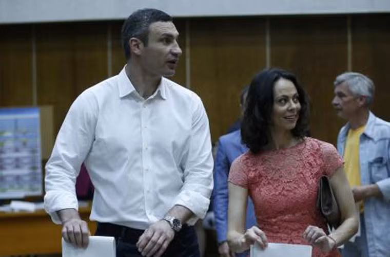 Cựu vô địch quyền anh hạng nặng và cũng là lãnh đạo Đảng Liên minh dân chủ cải cách Ukraine Vitali Klitschko đi cùng vợ đến bỏ phiếu bầu cử Tổng thống.