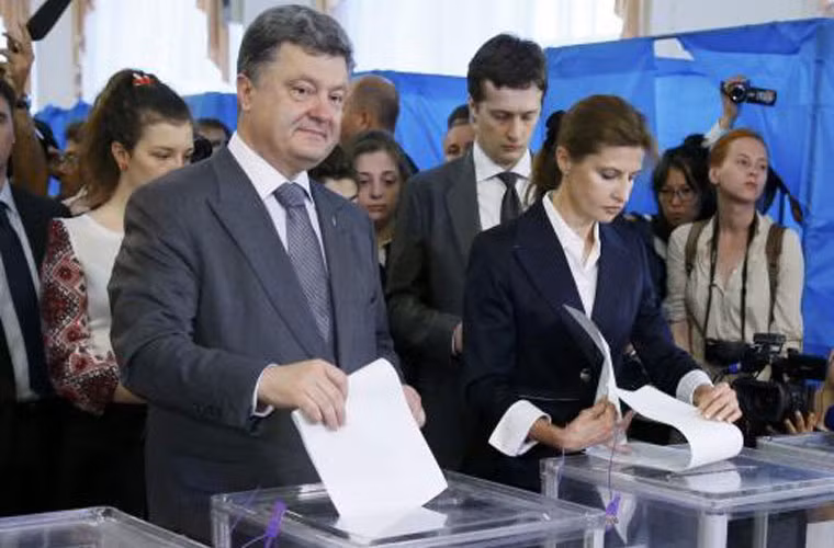 Doanh nhân, chính trị gia và ứng cử viên Tổng thống Ukraine Petro Poroshenko cùng vợ Maryna đến bỏ phiếu bầu cử tổng thống Ukraine ở Kiev.