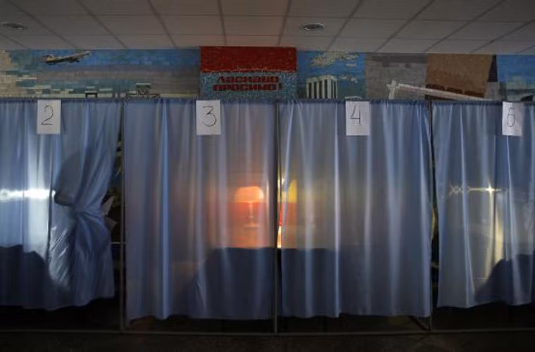 Một người đàn ông rời khỏi phòng điều phiếu tại một trường học ở tỉnh Donetsk.