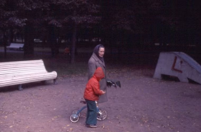 Một bà lão với cháu nhỏ.