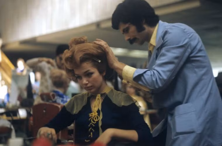 Một tiệm cắt tóc ở Moscow dưới thời Liên Xô.