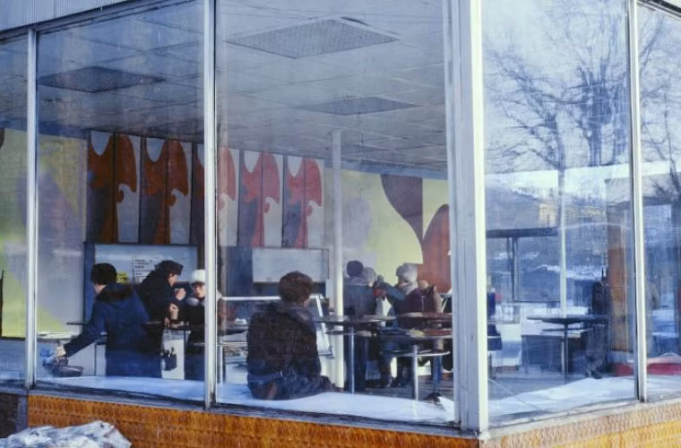 Người mua sắm trong một cửa hàng ở Nga.