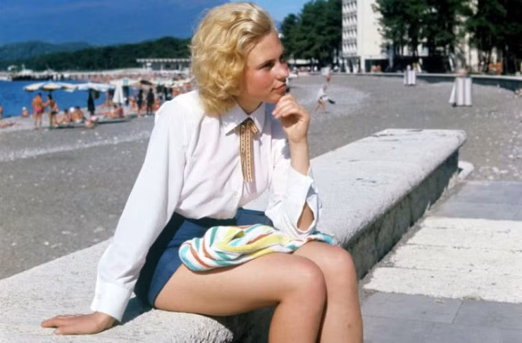 Một cô gái chụp ảnh ở phía nam nước Nga dưới thời Liên Xô.