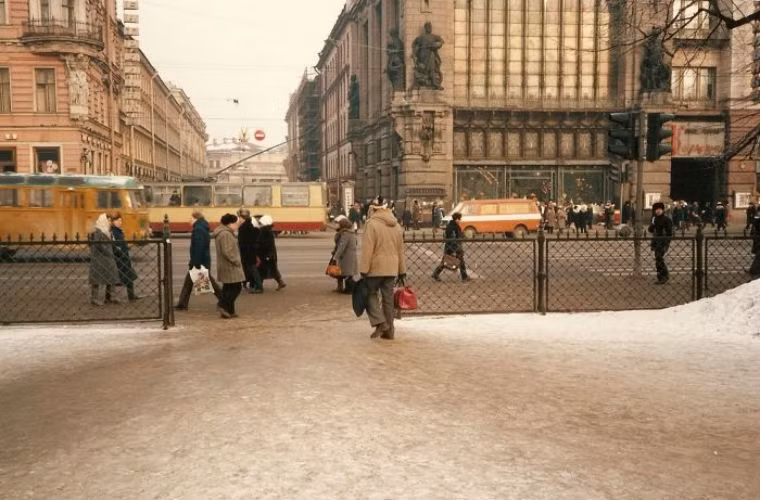 Đường phố Moscow với những chiếc xe Liên Xô đã đi vào huyền thoại.