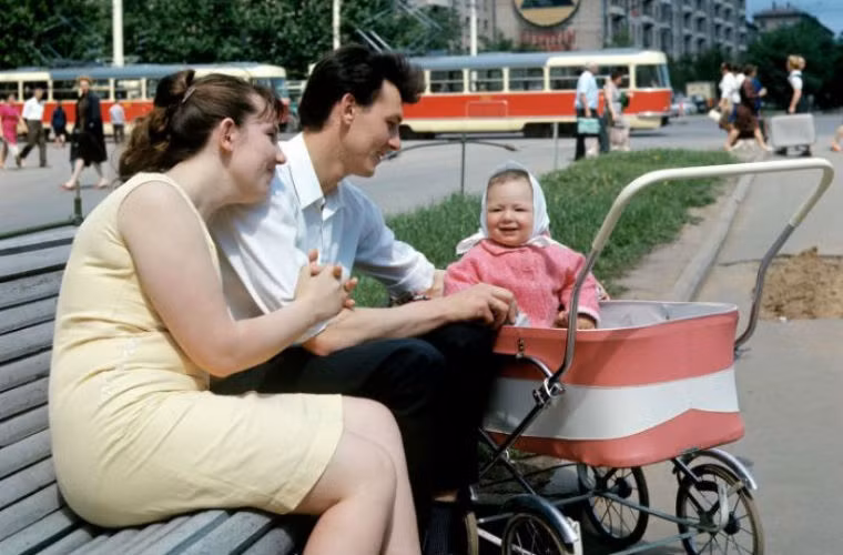 Cặp vợ chồng trẻ cùng đứa con.