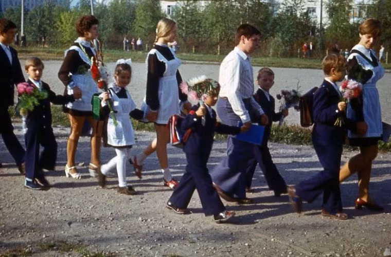 Các anh chị lớp trên dẫn các em nhỏ lớp 1 vào trường.