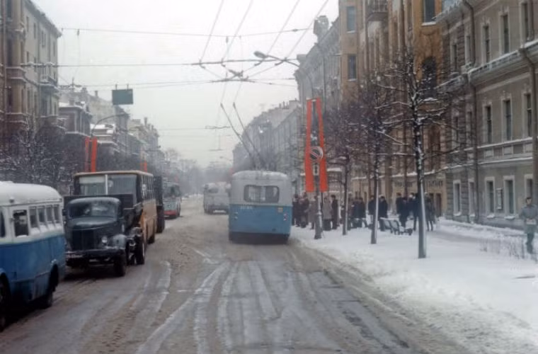 Xếp hàng chờ lên xe buýt điện trong tuyết mùa đông.