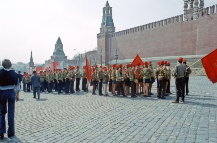 Thiếu sinh quân đi thăm quan Quảng trường Đỏ.