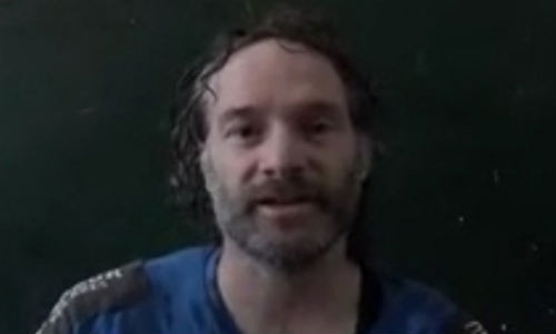 Phóng viên tự do Peter Theo Curtis.