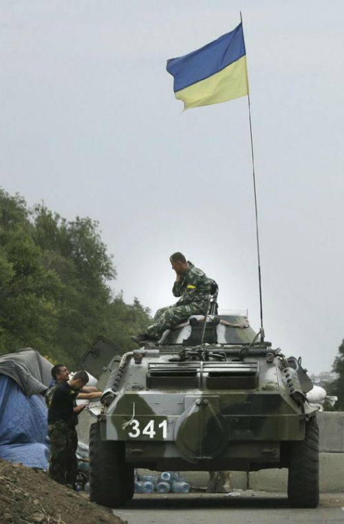 Một điểm kiểm soát của binh sĩ Ukraine gần Mariupol.