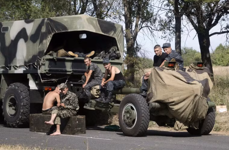 Quân nhân Ukraine ở ngoại ô Mariupol.