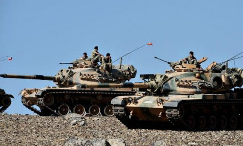 Quân đội Thổ Nhĩ Kỳ đồn trú trên ngọn đồi gần Kobane.