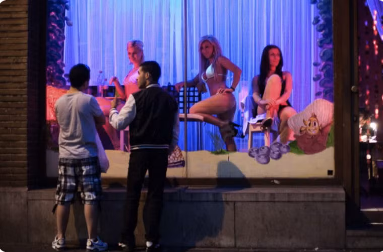 Tại 2 con đường này, ngoài cô gái đứng những khung cửa kính sẵn sàng phục vụ nhu cầu của du khách, du khách còn có thể tìm thấy các cửa hàng bán đồ chơi kích dục cũng như quán bar nhờ những tín hiệu bằng đèn neon.