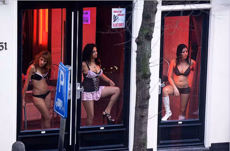 Tại "khu phố tội lỗi", du khách có thể thăm quan cả các cửa hàng bán đồ kích dục, bảo hàng tình dục, rạp hát khiêu âm và câu lạc bộ thoát y vũ.