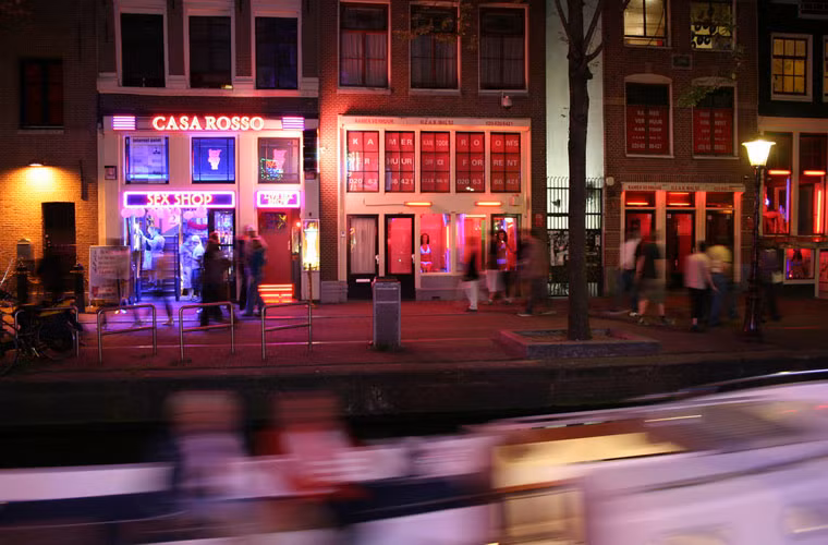 Chỉ có về đêm, một hệ thống các con hẻm nhỏ với hàng trăm căn phòng là nơi "bán hoa" và các cửa hàng bán sex toy nổi tiếng thế giới.