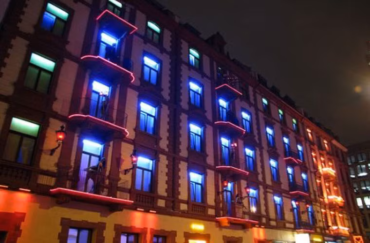 Phố đèn đỏ của Thủ đô tài chính châu Âu Frankfurt (Đức) được quy hoạch rất gọn gàng và ngăn nắp trong các tòa nhà kiểu căn hộ.