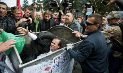 Nhiều quan chức Ukraine bị ném vào thùng rác bởi các phần tử dân tộc cực đoan.