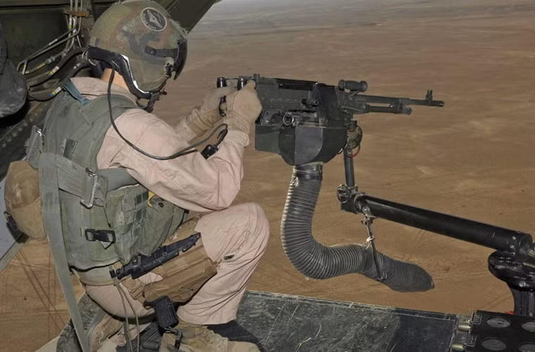 Để tham gia chiến đấu, V-22 có thể được trang bị súng máy M240 như trong hình hoặc tháp pháo gắn ở bụng máy bay.