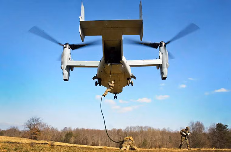 Điểm đặc biệt của V-22 Osprey là nó có thể lên thẳng giống như trực thăng…