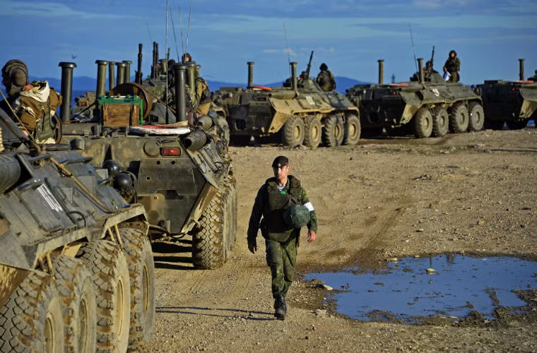 Hải quân đánh bộ Hải quân Nga được trang bị xe tăng đổ bộ, hệ thống chống tăng và hệ thống chống tên lửa di động cùng các vũ khí hạng nhẹ.