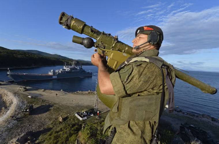 Binh sĩ Hải quân đánh bộ Nga sử dụng tên lửa vác vai Igla.